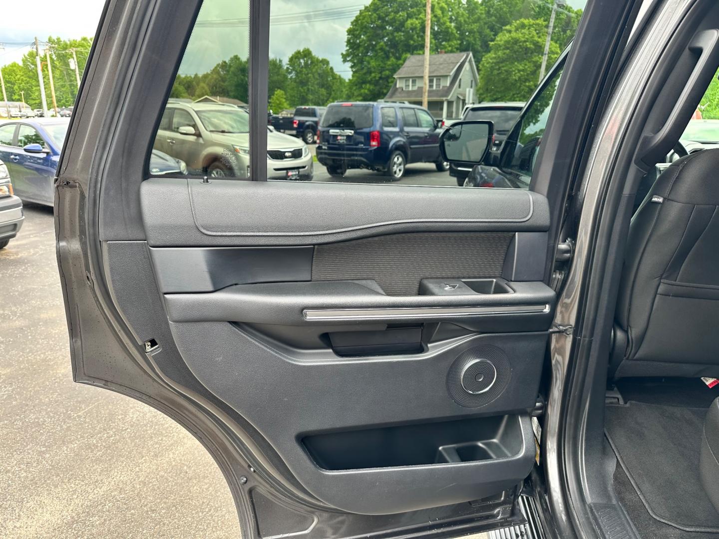 2019 Gray /Black Ford Expedition XLT (1FMJU1JT3KE) with an 3.5L V6 DOHC 24V TWIN TURBO engine, 10 Speed Automatic transmission, located at 547 E. Main St., Orwell, OH, 44076, (440) 437-5893, 41.535435, -80.847855 - Photo#40